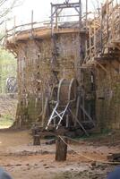 Morvan - Guédelon : la cage à écureuil au pied de la tour