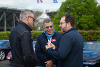 Un trio en pleine discussion